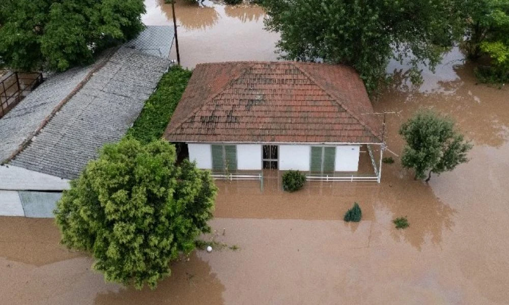 Εικόνες φρίκης ! Προσαγωγή on camera ζεύγους πλημμυροπαθών που εμπόδιζαν τα έργα αποκατάστασης